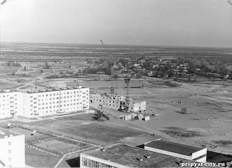 1978. Trwa budowa hotelu pracowniczego nr 19. Na drugim planie nowobudowane boisko piłkarskie, gdzie w połowie lat 80-tych zostanie wybudowany nowy stadion miejski. W pobliżu boiska w hotelach pracowniczych zostali zakwaterowani zawodnicy.