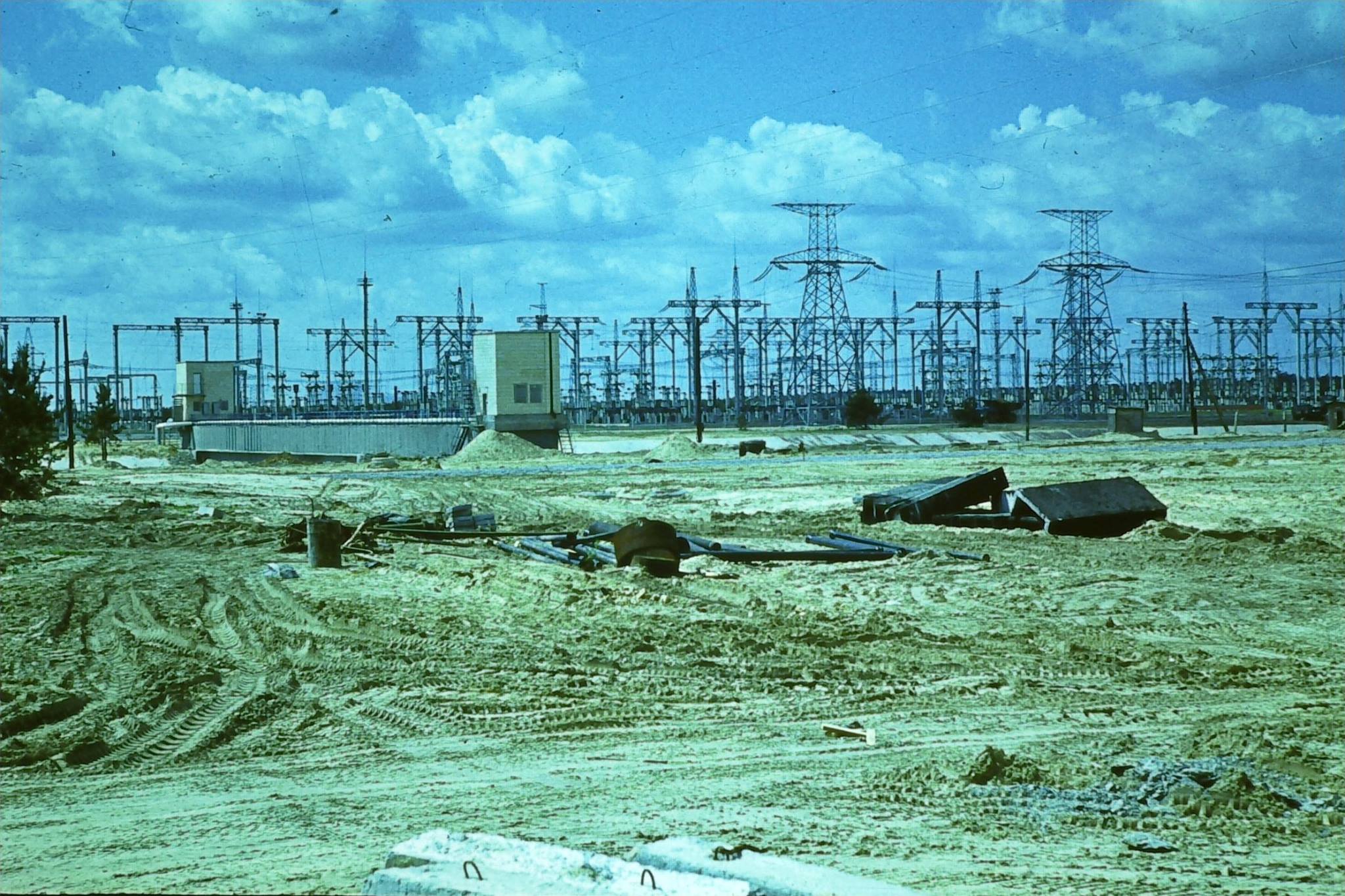 Inne ujęcie. W tle napowietrzna rozdzielnia 330 kV.