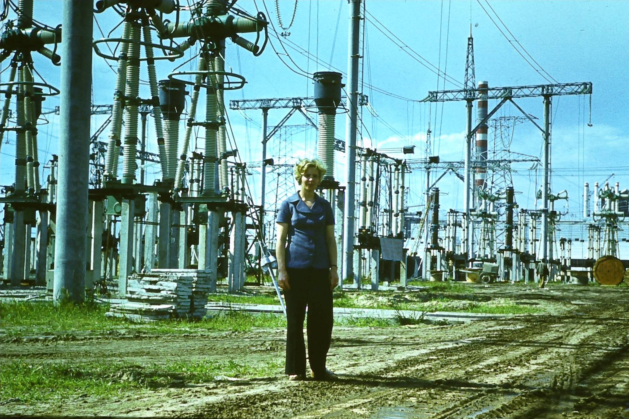 Tatjana Metelowa na terenie napowietrznej rozdzielni 330 kV.