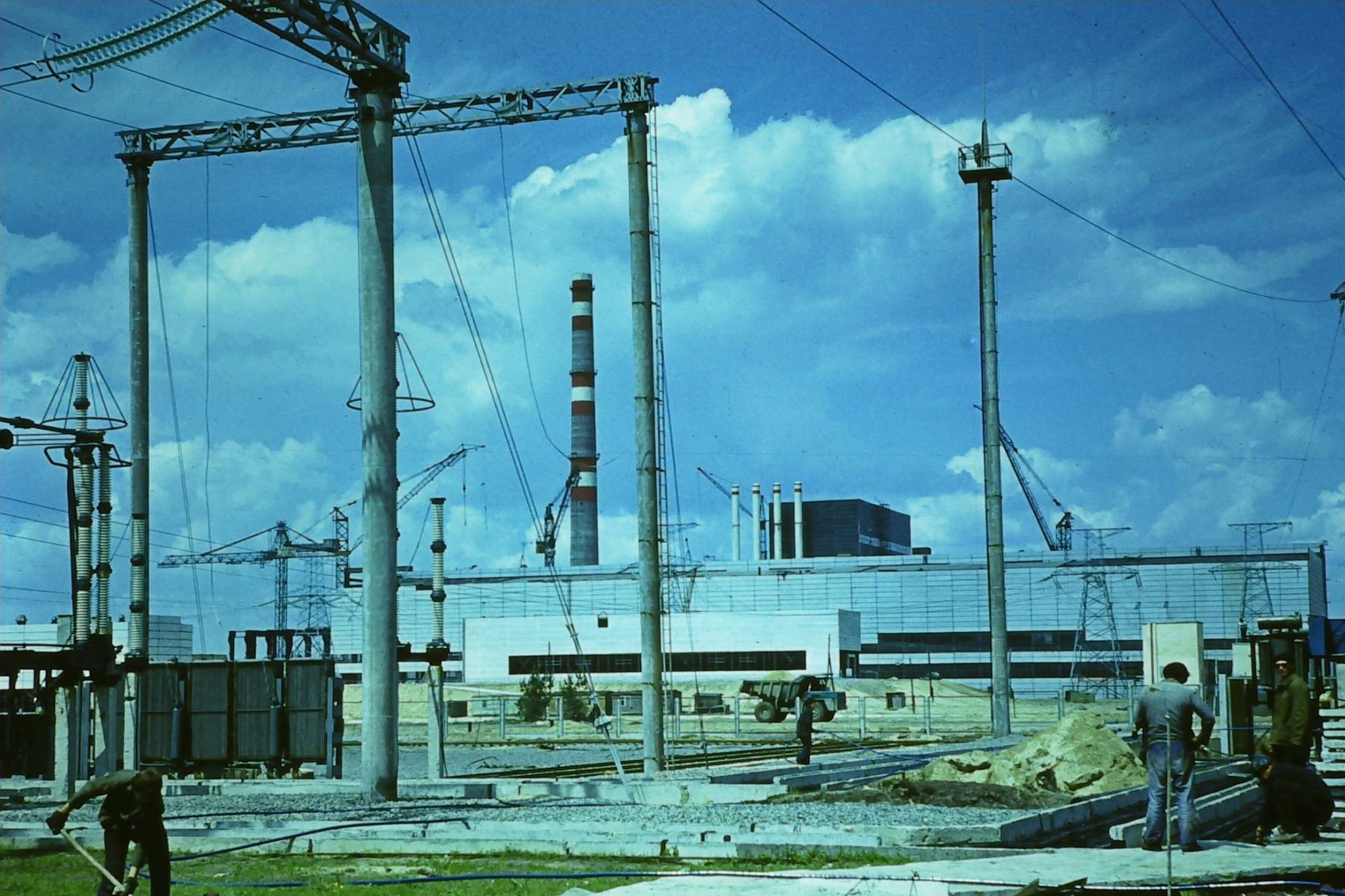 Budowa napowietrznej rozdzielni 330 kV.