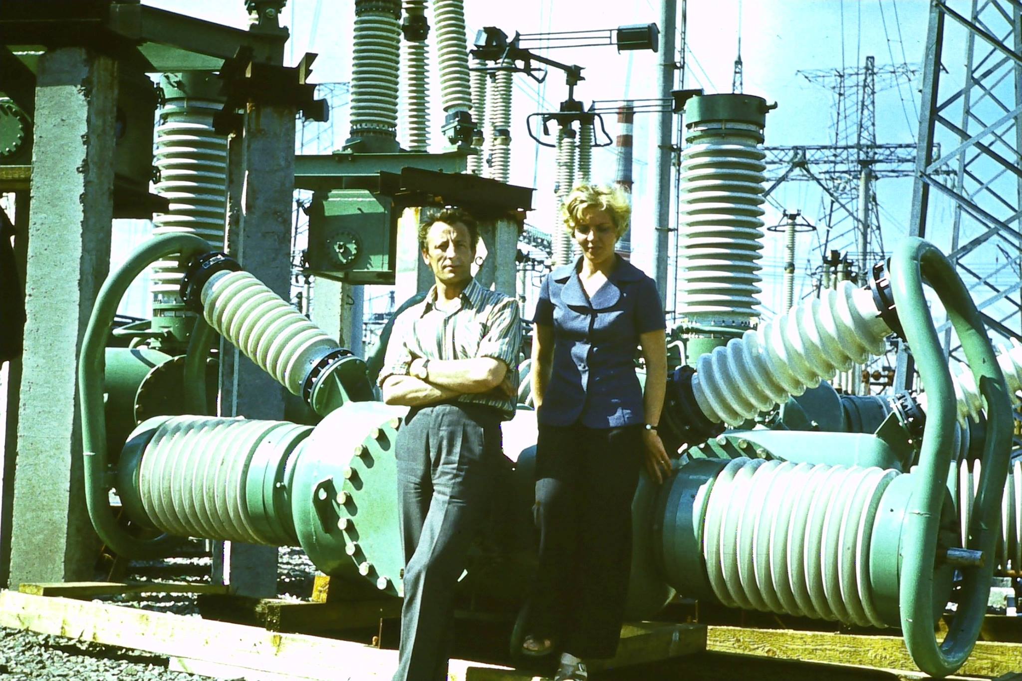 Rodzice Ludmyły Metelowej na terenie napowietrznej rozdzielni 330 kV.
