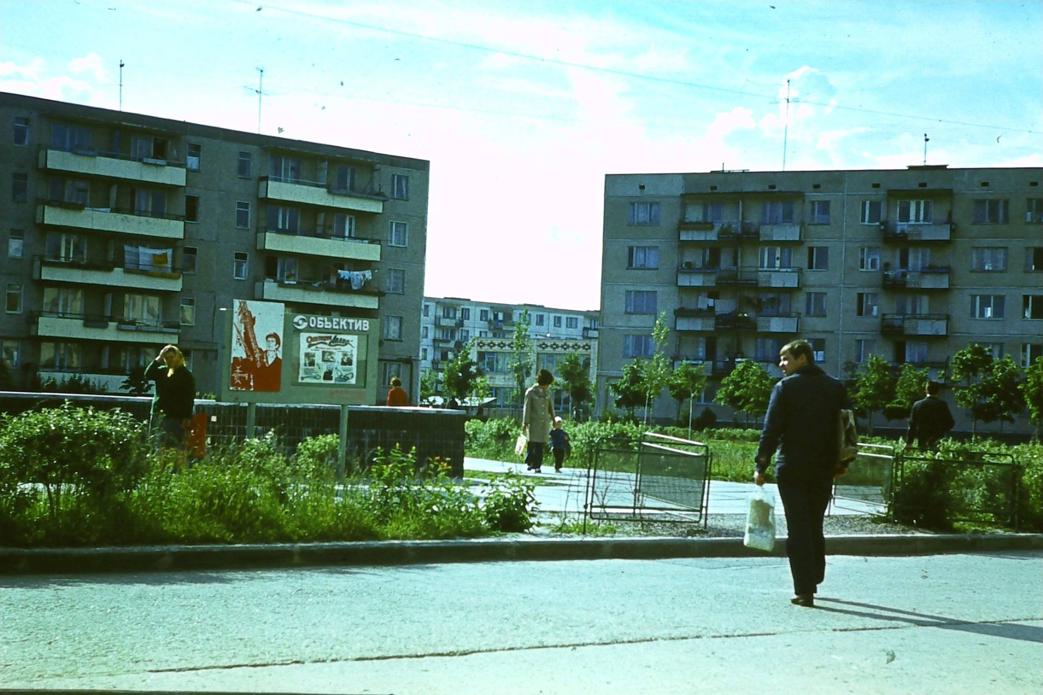 Prypeć. Ulica Przyjaźni Narodów. Dwukondygnacyjny budynek pomiędzy blokami to fragment przedszkola nr 2 „Iwuszka”.