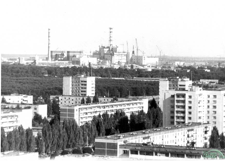1983. Trwa ostatni etap prac budowlano-montażowych podczas budowy bloku energetycznego nr IV, widziany z jednego z szesnastokondygnacyjnych budynków w Prypeci. Kilka miesięcy później 22 grudnia 1983 roku w dniu energii i przemysłu energetycznego zostanie on podłączony do państwowej sieci energetycznej. (fot. chnpp.gov.ua)