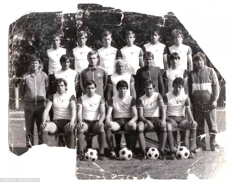  1983. Klub Piłkarski „Budowlani” Prypeć: Walerij Aniuchin, Aleksiej Aleksiejew, Władimir Szczegoł, Siergiej Slusar, Siergiej Wieliczko, Siergiej Bondarienko, Władimir Bordaczenko, Władimir Biesiedin, Nikołaj Giergiel, Nikołaj Kojstrienko, Anatolij Tieriendij, Władimir Tiutiun, Wasilij Zubko, Władimir Panasiuk, Wiaczesław Arsieniuk, Walentin Litwin (kapitan, siedzący w pierwszym rzędzie po lewej)) oraz Władimir Wasiljewicz (trener).