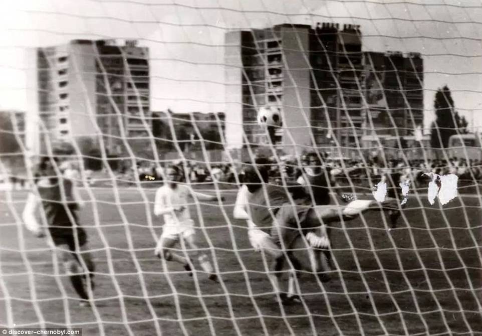 1985. Mecz pomiędzy „Budowlanymi” Prypeć i Selmaszem Biała Cerkiew na stadionie miejskim. 