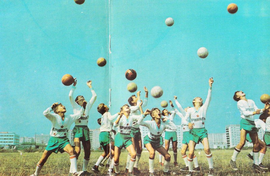 Sekcja juniorów lokalnego klubu piłkarskiego „Budowlani” Prypeć na murawie nowo budowanego Stadionu Centralnego.